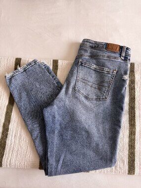 Women's American Eagle Mom Jeans size 10 Regular